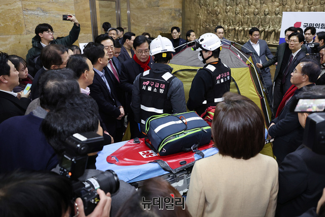 ▲ 쌍특검 수용을 요구하며 이레째 단식 중인 국민의힘 장동혁 대표가 21일 건강 악화에 따른 병원 이송 권고에도 불구하고 농성 지속 의사를 밝히며 이송을 거부하고 있다. ⓒ이종현 기자