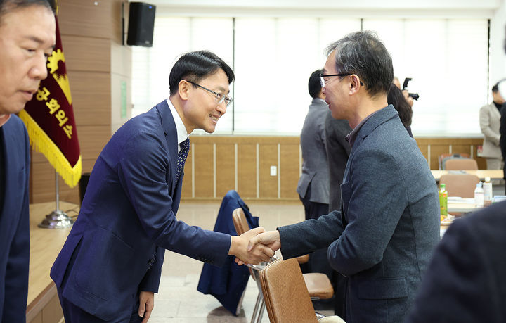 ▲ 임광현 국세청장이 21일 김해 상공회의소를 방문해 수출 중소기업인과 인사를 나누고 있다.ⓒ국세청