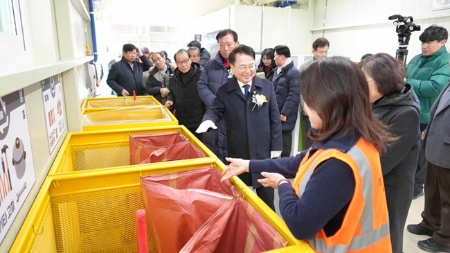 ▲ 신북 재활용도움센터 내부를 둘러보고 있는 육동한 춘천시장. ⓒ춘천시