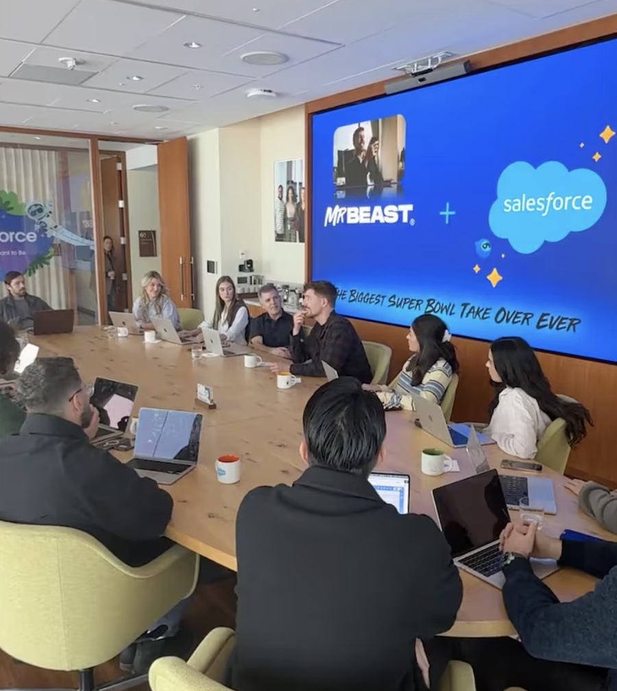 ▲ '미스터 비스트'가 세일즈포스 본사에서 마케팅 담당자들과 함께 '슈퍼볼 광고' 제작 회의를 하고 있다. ©세일즈포스