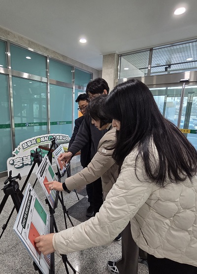 ▲ 충북도 교육청이 21일 닷보팅 방식으로 청령정책에 대한 의견을 수렴하고 있다.