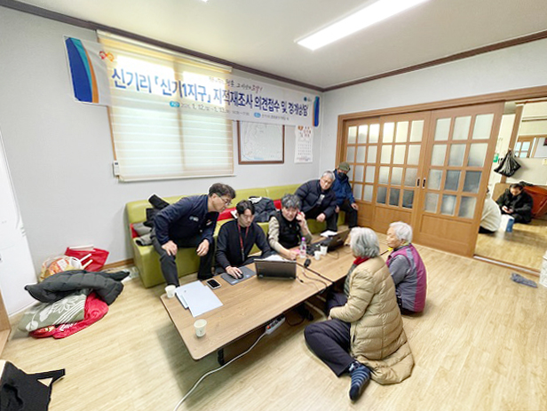 ▲ 청송군(군수 윤경희)은 2025년 지적재조사 사업 대상지인 주왕산면 주산지1지구와 파천면 신기1지구의 토지소유자 및 이해관계인을 대상으로 ‘찾아가는 경계상담회’를 개최했다.ⓒ청송군