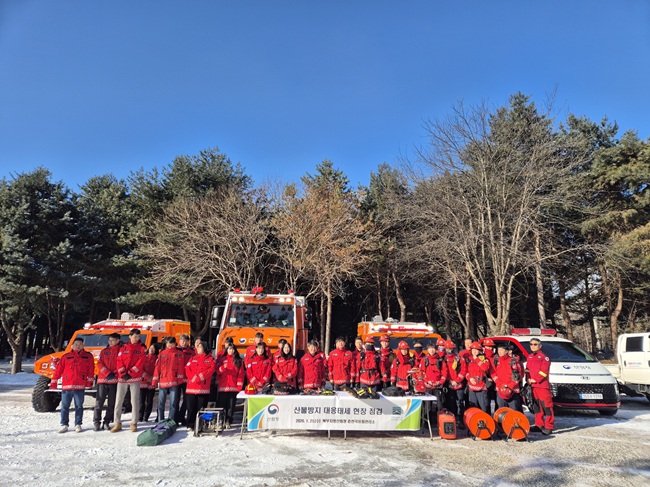 ▲ 송준호 북부지방산림청장이 21일 춘천국유림관리소를 방문해 산불재난 대응체계 점검과 소나무재선충병 수종전환 방제사업지에 대한 현장점검을 실시했다. ⓒ북부지방산림청