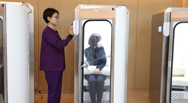 ▲ 포항세명기독병원 고압산소치료실에서 1인용 고압챔버로 치료받는 모습.ⓒ세명기독병원