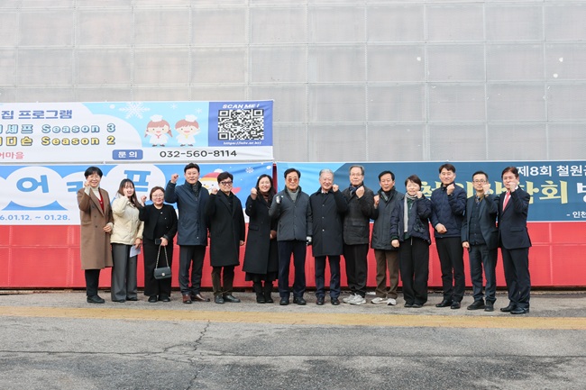 ▲ 이현종 철원군수를 비롯해 장학회 이사들이 제8회 철원군 청소년 국내 영어캠프가 진행중인 인천 영어마을을 방문해 학생들과 소통의 시간을 가지고 교육시설을 둘러보았다. ⓒ철원군