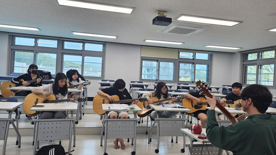 ▲ 경북교육청(교육감 임종식)은 ‘2026학년도 중등 특기․적성 방과후학교 활성화 운영비 지원 계획’을 발표했다(중등특기적성_포항 흥해중학교 기타반 활동사진).ⓒ경북교육청