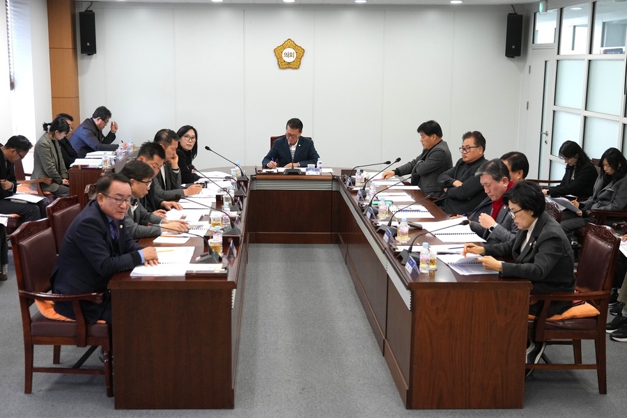 ▲ 영천시의회(의장 김선태)는 지난 20일 의원들과 집행부 관계 부서장이 참석한 가운데 정례간담회를 열고 시정 주요 현안에 대해 논의했다.ⓒ영천시의회