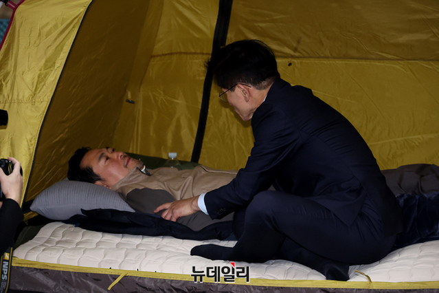 ▲ 김문수 전 고용노동부 장관이 21일 국회 로텐더홀에서 통일교·공천헌금 '쌍특검' 수용을 촉구하며 단식중인 장동혁 대표와 대화하고 있다. ⓒ이종현 기자