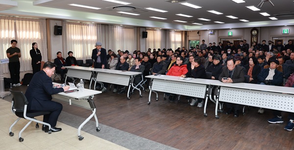 ▲ 정영철 군수가 지난 21일부터 관내 11개 읍·면을 순회하며 군민과 직접 소통하는 ‘찾아가는 군민과의 대화’를 진행하고 있다.ⓒ영동군