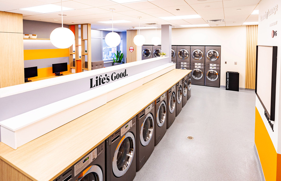 ▲ LG전자가  미국 테네시 주립대학교 기숙사에 상업용 세탁 체험 공간 ‘LG 런드리 라운지’를 오픈했다. LG전자는 약 4만 명의 재학생과 연간 6만여 명의 방문객이 오가는 캠퍼스에서 'LG 런드리 라운지'를 통해 제품 경쟁력과 브랜드를 알릴 계획이다.ⓒLG전자