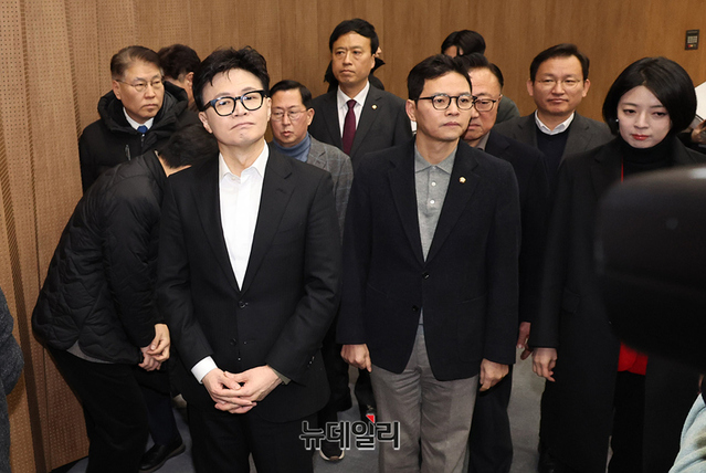▲ 당원게시판 사태와 관련해 국민의힘 윤리위원회에서 제명 처분을 받은 한동훈 전 대표가 지난 14일 오후 국회 소통관에서 열린 긴급기자회견 직후 소통관을 나서고 있다. ⓒ이종현 기자
