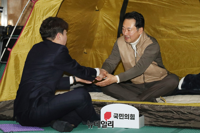 ▲ 이준석 개혁신당 대표가 21일 오전 국회 로텐더홀에서 '민주당 공천 뇌물·통일교 게이트 특검' 수용 촉구 단식투쟁을 단식 일주일째에 접어든 장동혁 국민의힘 대표를 찾아 악수하고 있다. ⓒ이종현 기자