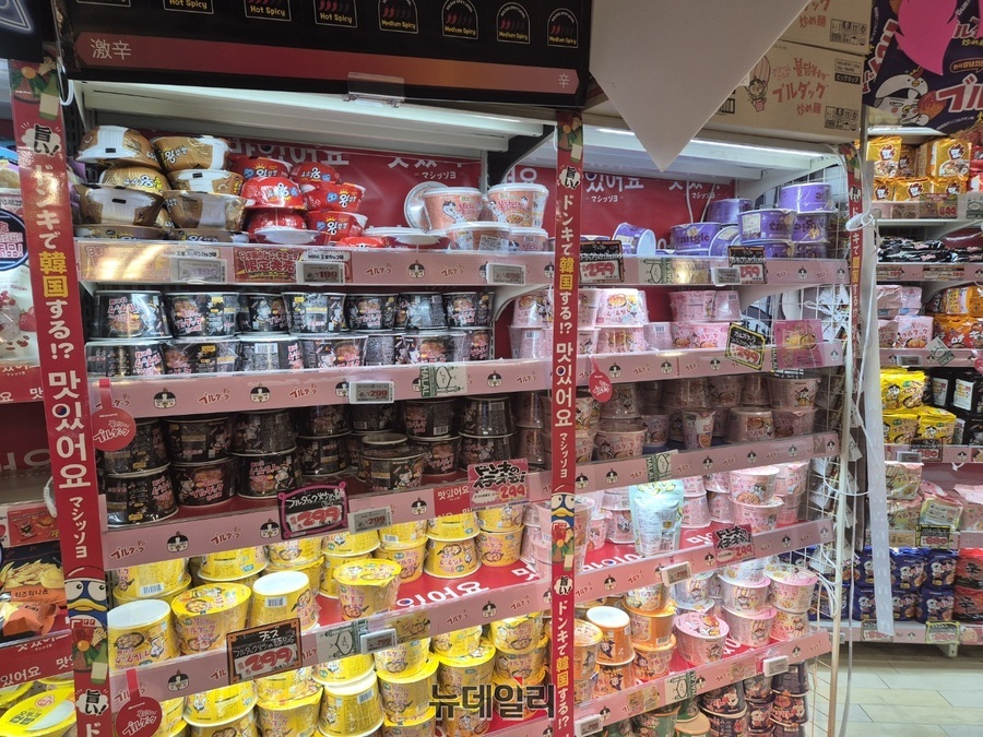 ▲ 2025년 9월 방문한 시부야 메가돈키호테 매대에 불닭볶음면이 진열돼있다.ⓒ조현우 기자