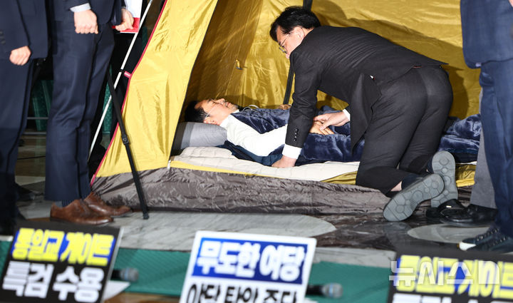 ▲ 통일교·공천헌금 '쌍특검' 수용을 촉구하며 여드레째 단식중인 장동혁 국민의힘 대표가 21일 서울 여의도 국회 로텐더홀 농성장 텐트에서 송언석 원내대표와 대화하고 있다. 2026.01.22. ⓒ뉴시스