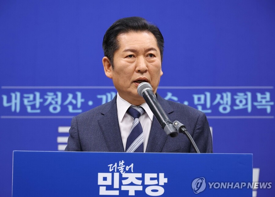 ▲ 더불어민주당 정청래 대표가 22일 서울 여의도 국회에서 긴급 기자회견을 열고 조국혁신당과의 합당을 제안하고 있다. ⓒ연합뉴스