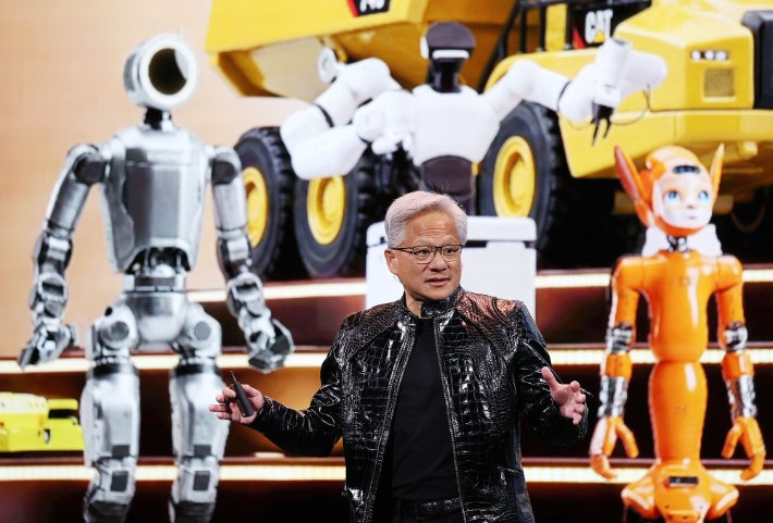 ▲ 젠슨 황 엔비디아 CEO가 5일(현지시각) 세계 최대 가전·IT 전시회인 'CES 2026' 개막 전 무대에 올라 작년에 이어 올해에도 현실에서 움직이는 인공지능, 즉 '피지컬 AI'를 화두로 제시하고 있다. ⓒ연합뉴스