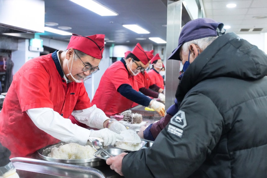 ▲ 21일 안나의 집에서 봉사활동 중인 콘야마 마나부 한국토요타자동차 대표이사 사장. ⓒ한국토요타자동차