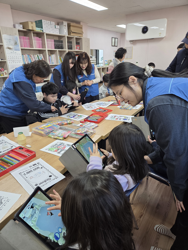 ▲ 한국도로공사 강원본부가 22일 원주시 태장지역아동센터를 방문해 아동 15명을 대상으로 에듀테크 기술을 활용한 '디지털 창의교실' 재능기부 봉사활동을 펼쳤다. ⓒ한국도로공사 강원본부