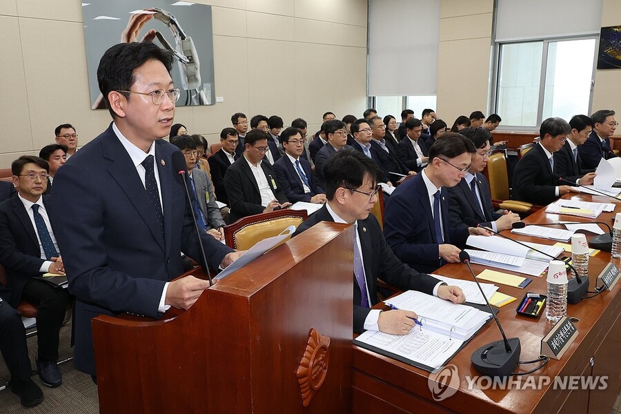 ▲ 배경훈 부총리 겸 과학기술정보통신부 장관이 지난해 11월 서울 여의도 국회에서 열린 과학기술정보방송통신위원회 전체회의에서 인공지능 발전과 신뢰 기반 조성 등에 관한 기본법 개정안 등 법안 통과 후 발언하고 있다. ⓒ연합