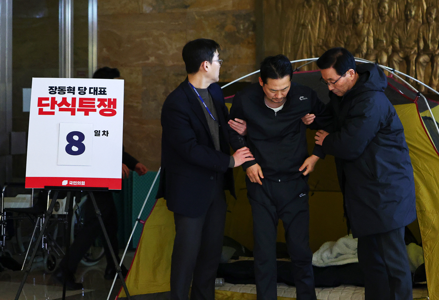 ▲ 통일교·공천헌금 '쌍특검' 수용을 촉구하며 여드레째 단식중인 장동혁 국민의힘 대표가 21일 서울 여의도 국회 로텐더홀 농성장 텐트에서 부축을 받으며 일어나고 있다. ⓒ뉴시스