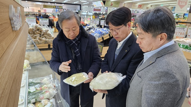 ▲ 김병용 농협 강원본부 본부장이 22일 속초농협 하나로마트를 방문해 설 명절을 앞두고 하나로마트에 유통되고 있는 농축산물에 대해 식품안전관리를 점검하고, 제수용품 수요증가에 대비한 공급 확대를 위해 현장경영에 나섰다. ⓒ농협 강원본부
