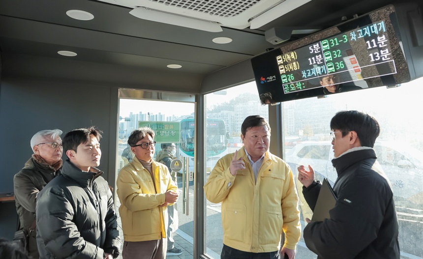 ▲ 박승삼 시흥시 부시장이 버스정류소를 찾아 점검하고 있다 ⓒ시흥시 제공