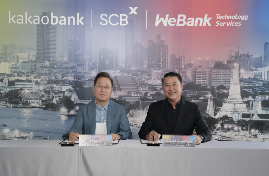 ▲ 지난 21일 윤호영 카카오뱅크 대표이사(왼쪽)와 아르시드 난다위다야(Arthid Nanthawithaya) SCBX 대표이사가 태국 방콕에서 진행된 '태국 가상은행 설립 위한 합작투자계약 체결식'에서 기념 촬영을 하고 있다. ⓒ카카오뱅크