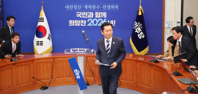 ▲ 정청래 더불어민주당 대표가 22일 오전 서울 여의도 국회에서 조국혁신당과의 합당을 제안하는 긴급기자회견을 마친 후 이동하고 있는 가운데 더불어민주당 간판이 떨어지고 있다.  ⓒ뉴시스