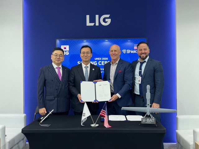 ▲ 21일(현지 시간) LIG넥스원와 쉴드 AI 주요 관계자들이 UAE 아부다비에서 열린 무인‧자율 시스템 전시회 UMEX 2026에서 계약기념 행사 후 사진을 촬영하고 있다. 왼쪽부터 구본상 LIG 회장, 신익현 LIG넥스원 대표, 밥 하워드(Bob Harward) 쉴드 AI 수석 부회장, 마이크 한린(Mike Hanlin) 쉴드 AI 글로벌 전략 및 사업개발 총괄 ⓒLIG넥스원