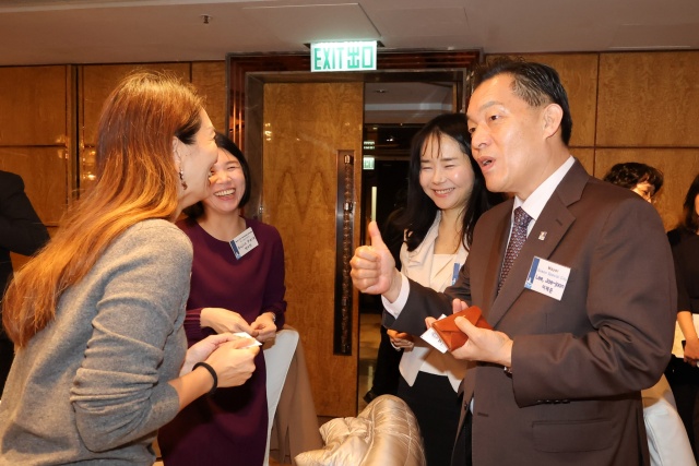 ▲ 이재준 수원시장이 홍콩 현지 투자유치설명회 참석자와 대화를 나누고 있다. ⓒ수원시 제공