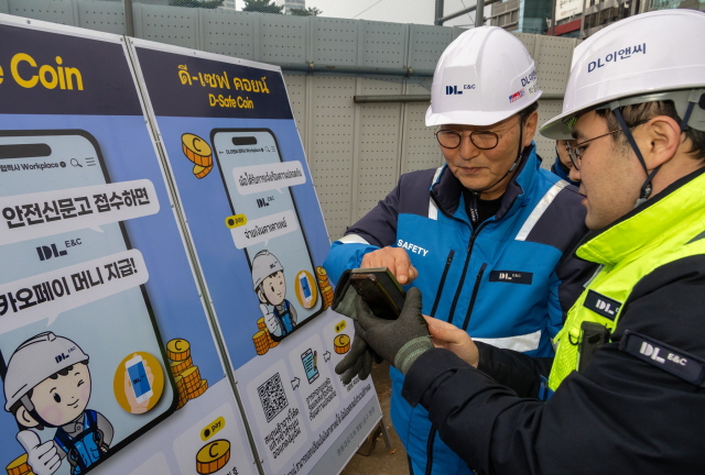 ▲ 지하공간 복합개발 1공구 건설 현장에서 박상신 DL이앤씨 대표(왼쪽)가 QR코드를 통해 작업중지권을 활용하고 있다. ⓒDL이앤씨
