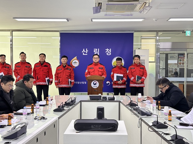 ▲ 최수천 동부지방산림청장이 22일 산림재난상황실에서 현안브리핑을 통해 '2026년 지역 산불방지 종합대책'을 발표했다. ⓒ동부지방산림청