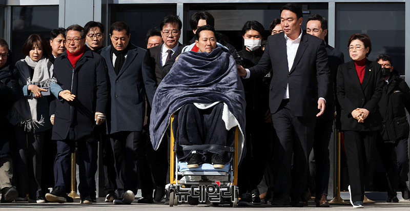 [영상] 쌍특검 촉구 단식 8일째, 건강 악화로 이송되는 장동혁 대표 