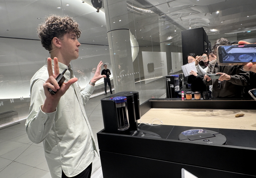 ▲ 네이슨 매니저가 로봇청소기 시연을 하는 모습. ⓒ김재홍 기자