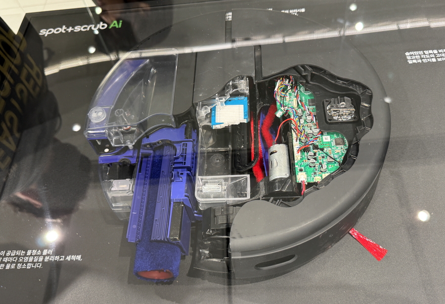 ▲ 로봇청소기 내부 모습도 볼 수 있었다. ⓒ김재홍 기자