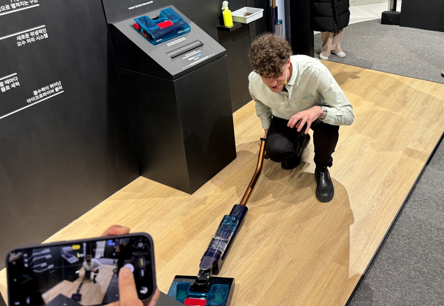 ▲ 물걸레 청소기 시연이 진행된 모습. ⓒ김재홍 기자