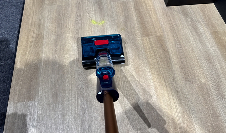 ▲ 페인트칠, 실뭉치를 놓고 직접 체험해봤다. ⓒ김재홍 기자