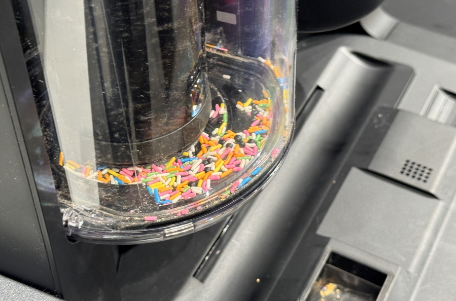 ▲ 부스러기가 먼지통에 흡수된 모습. ⓒ김재홍 기자