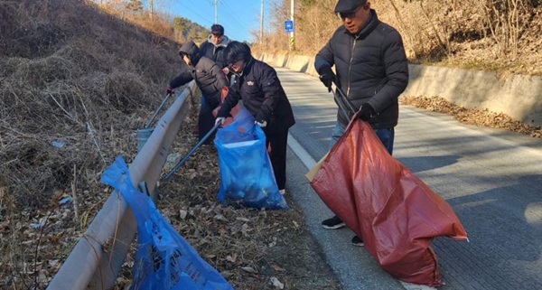 ▲ 21일 금성면 직원들은 주요 도로변 환경정화로 쾌적한 마을 환경을 다졌다.ⓒ금산