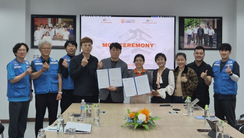 ▲ 한국기술교육대학교와 베트남 FTP대학교가 업무협약을 체결하고 기념 촬영을 하고 있다.ⓒ한기대