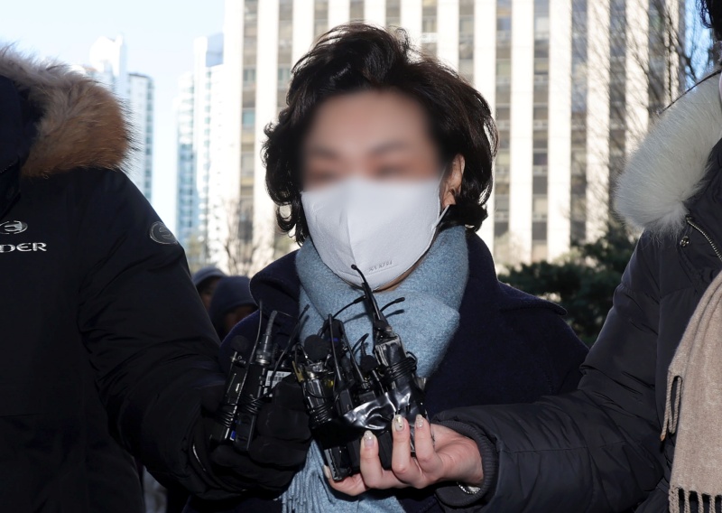 ▲ 김병기 무소속 의원의 배우자 이모씨가 22일 오후 서울 마포구 서울경찰청 광역수사단 공공범죄수사대에 조사를 받기 위해 출석하고 있다. ⓒ뉴시스