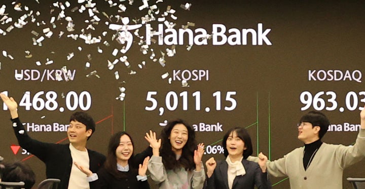 ▲ 22일 오전 서울 중구 하나은행 딜링룸에서 딜러들이 코스피 5000 돌파를 기뻐하고 있다. ⓒ뉴시스