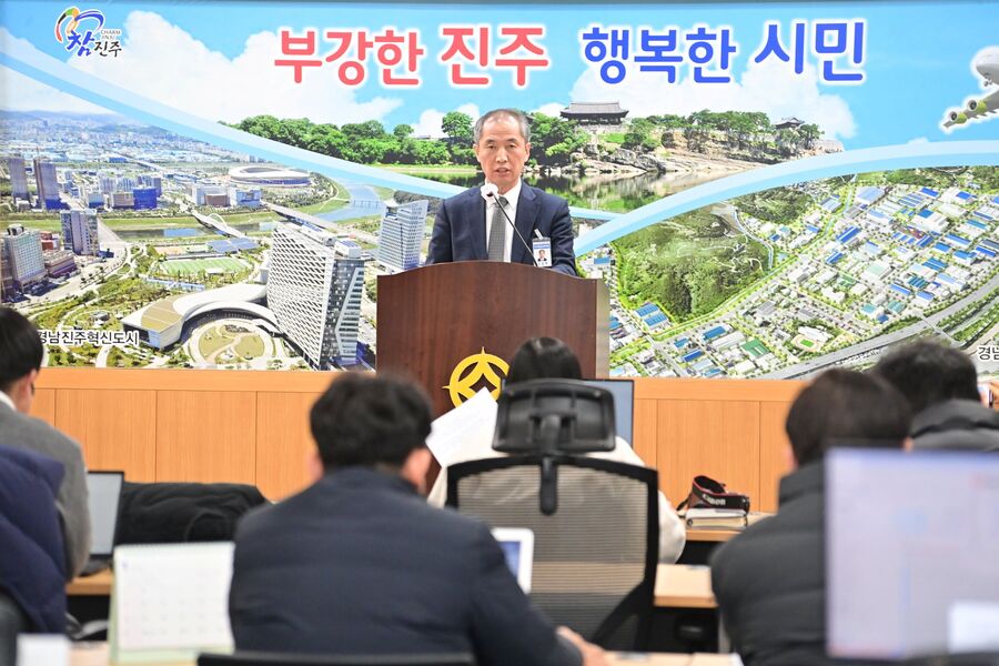 ▲ 김성일 진주시 우주항공경제국장이 21일 기자회견을 갖고  KAI 회전익 비행센터 사업에 대해 설명하고 있다.ⓒ진주시