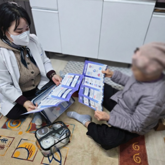 ▲ 갑작스러운 한파에 방문 건강관리사업 등록 대상자 안부를 확인하는 평택보건소 직원ⓒ평택보건소 제공