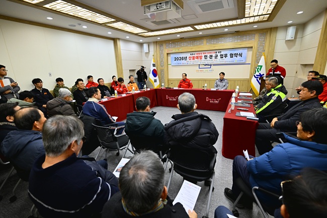 ▲ 속초시가 22일, 시청 상황실에서 10개 기관·단체가 참여한 가운데 '2026년 산불 예방 민·관·군 업무협약'을 체결했다. ⓒ속초시