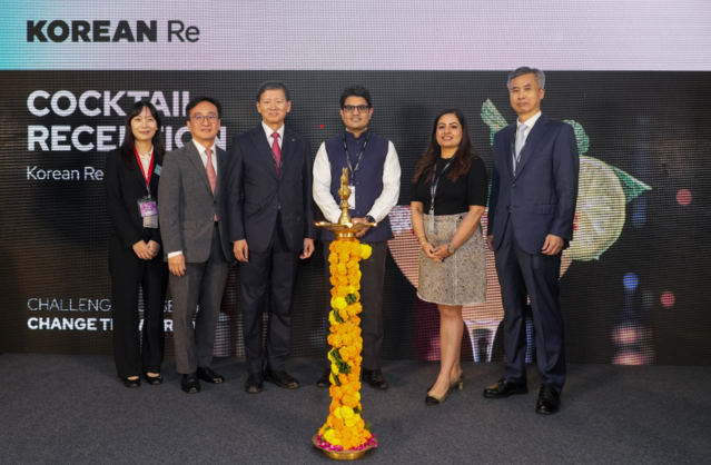 ▲ (왼쪽부터) 코리안리 신입사원, 한지한 코리안리 인도지점장, 원종규 코리안리 사장, 샤일렌드라 사프라 에이온 인도 재보험솔루션 부문 CEO, 님피아 바트라 가이카펜터 인도 CEO, 유동완 주뭄바이 총영사가 지난 20일 인도 뭄바이 JW 메리어트호텔에서 열린‘코리안리 인도 지점 개점식’에서 기념촬영을 하고 있다.ⓒ코리안리재보험