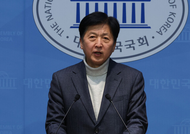 ▲ 오기형 더불어민주당 의원이 지난 6일 오후 서울 여의도 국회 소통관에서 개인정보 유출 사태를 계기로 하는 '집단소송법안' 대표발의 기자회견을 하고 있다. ⓒ뉴시스