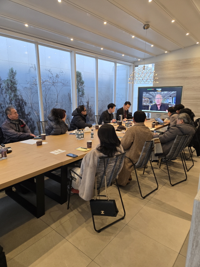 ▲ 대우건설과 저드 관계자들이 설계 회의를 진행하고 있다. ⓒ대우건설