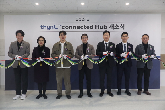 ▲ 22일 진행된 씽크 커넥티드 허브(thynC Connected Hub) 개소식에서 이영신 대표(좌측 네번째)와 대웅제약 유창득 본부장(좌측 다섯번째) 등 대웅제약 및 스마트병동 솔루션 파트너사들이 커팅식을 갖고 기념촬영을 하고 있다. ⓒ씨어스테크놀로지