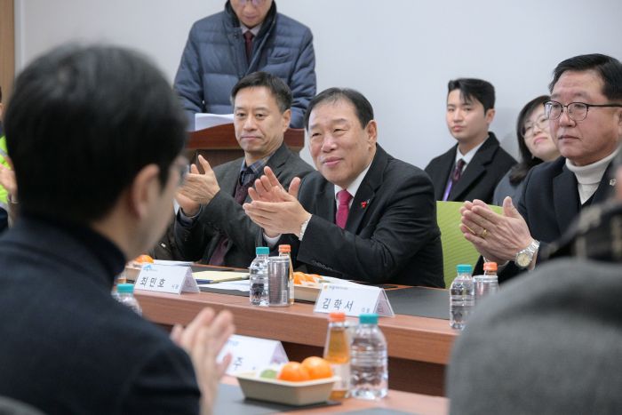 ▲ 최민호 시장이 22일 전의일반산업단지에서 '찾아가는 산업단지 현장 소통 간담회'를 하고 있다.ⓒ세종시